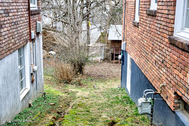 1855 Gresham Rd, Louisville, KY 40205