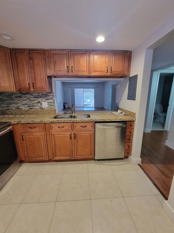 4321 NW 9th Avenue 102, Deerfield Beach, FL 33064