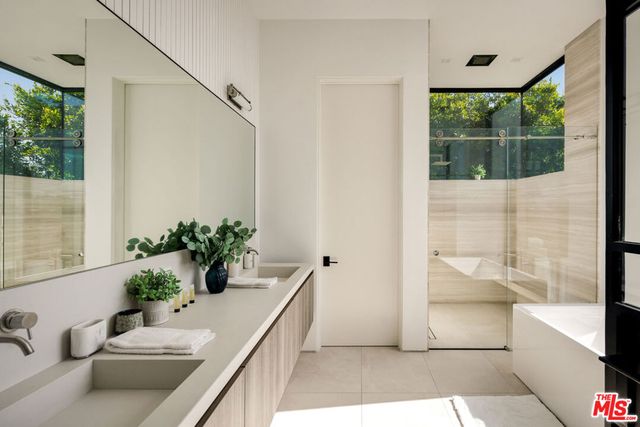 952 N Laurel Avenue, Los Angeles, CA 90046