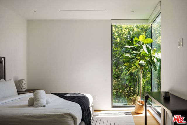 952 N Laurel Avenue, Los Angeles, CA 90046