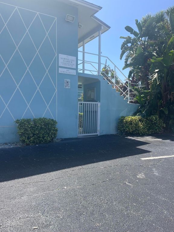 400 Northlake Court 204, North Palm Beach, FL 33408