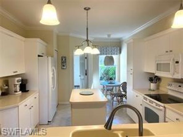 925 Palm View DR 111, Naples, FL 34110