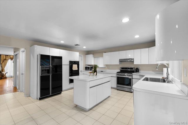 47 Berkshire Road, Great Neck, NY 11023