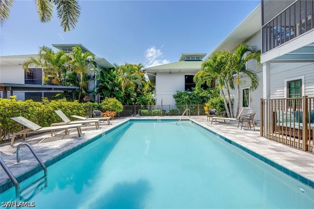 392 7th AVE S 4, Naples, FL 34102