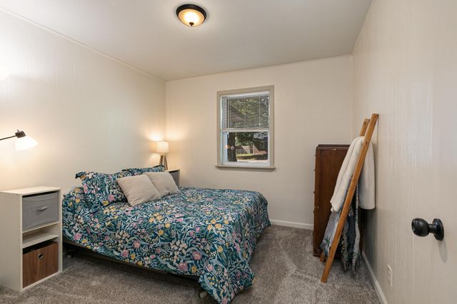 1030 S Birum Avenue, Bolivar, MO 65613