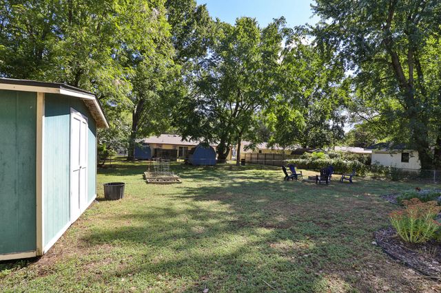1030 S Birum Avenue, Bolivar, MO 65613