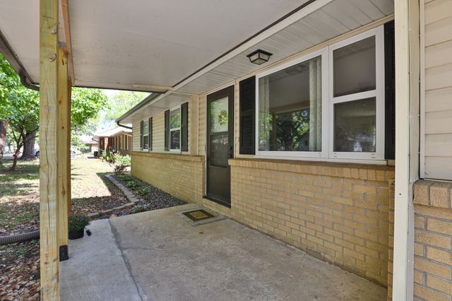 1030 S Birum Avenue, Bolivar, MO 65613