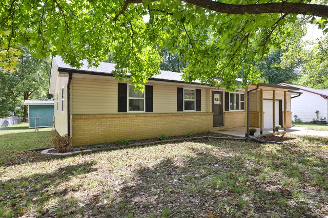1030 S Birum Avenue, Bolivar, MO 65613