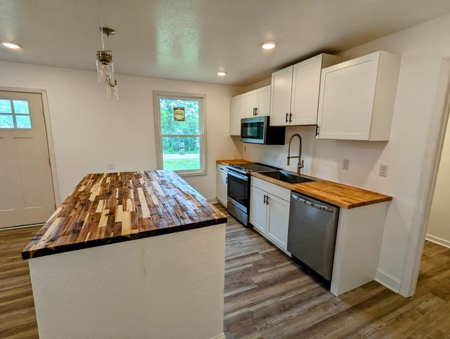 715 W James Avenue, Rossville, GA 30741