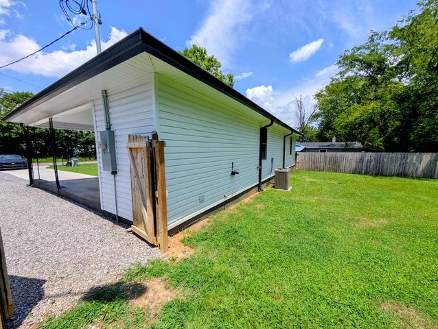 715 W James Avenue, Rossville, GA 30741