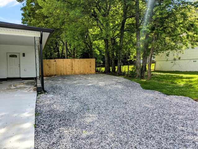 715 W James Avenue, Rossville, GA 30741