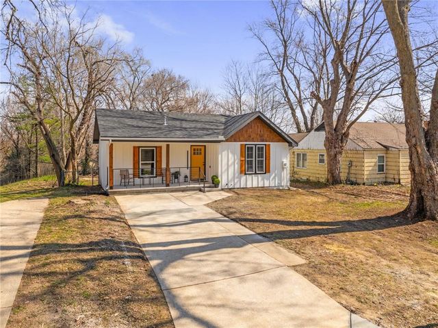 1339 S Hocker Avenue, Independence, MO 64055