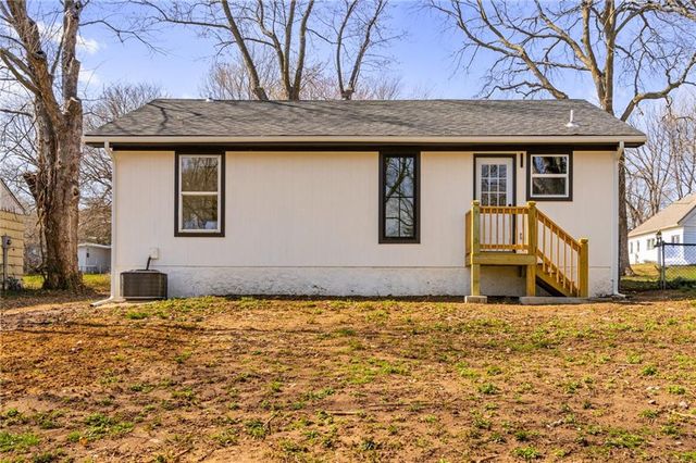 1339 S Hocker Avenue, Independence, MO 64055