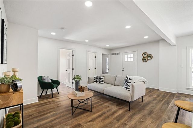 1339 S Hocker Avenue, Independence, MO 64055