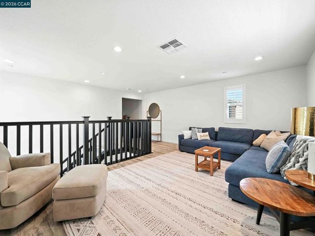 2433 Sanders Ln, Fairfield, CA 94533