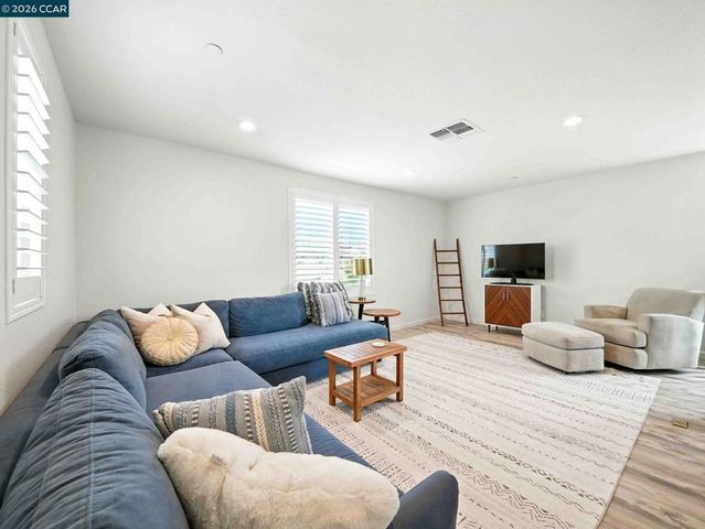 2433 Sanders Ln, Fairfield, CA 94533