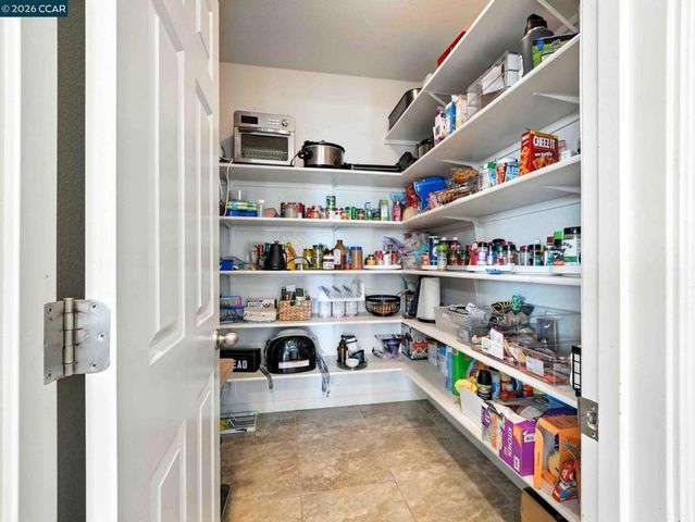 2433 Sanders Ln, Fairfield, CA 94533