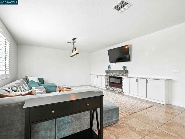 2433 Sanders Ln, Fairfield, CA 94533