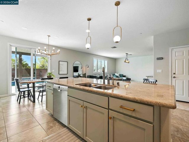 2433 Sanders Ln, Fairfield, CA 94533