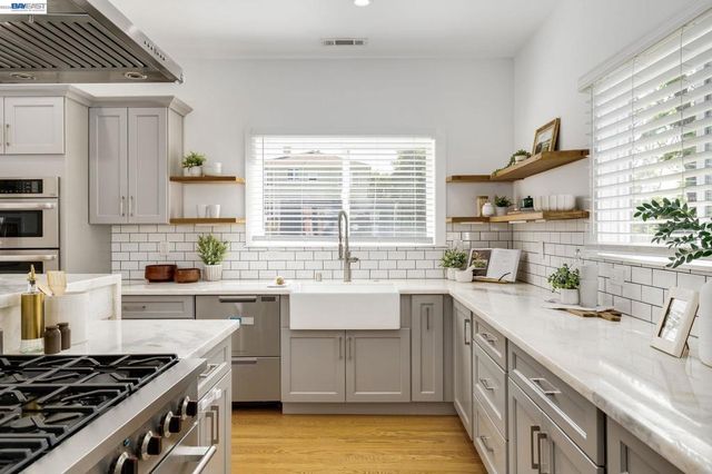 2417 Palmetto St, Oakland, CA 94602