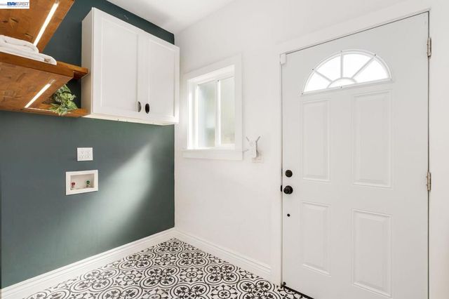 2417 Palmetto St, Oakland, CA 94602