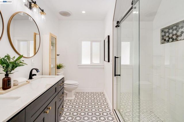 2417 Palmetto St, Oakland, CA 94602