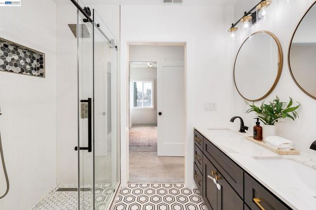 2417 Palmetto St, Oakland, CA 94602