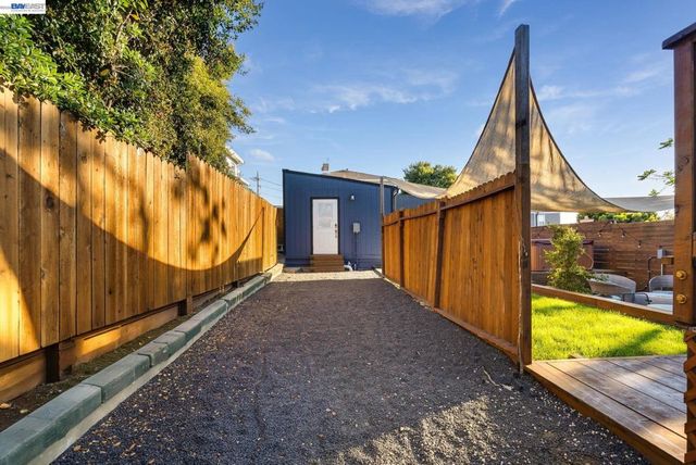 2417 Palmetto St, Oakland, CA 94602