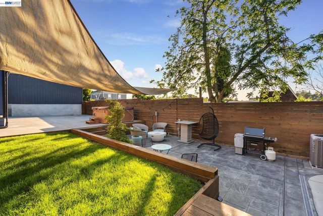 2417 Palmetto St, Oakland, CA 94602