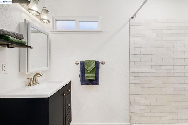 2417 Palmetto St, Oakland, CA 94602