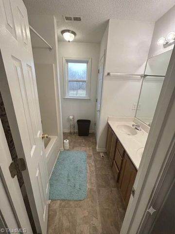 2089 Pembrooke Forest Drive, Winston-salem, NC 27106