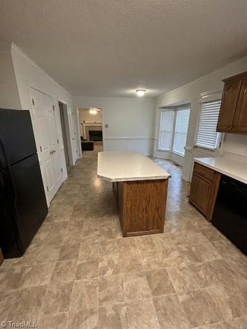 2089 Pembrooke Forest Drive, Winston-salem, NC 27106