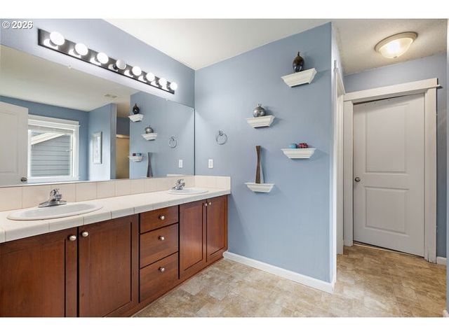 2529 N ROGER SMITH Dr, Newberg, OR 97132
