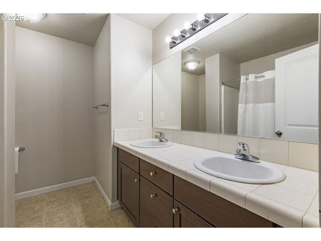 2529 N ROGER SMITH Dr, Newberg, OR 97132