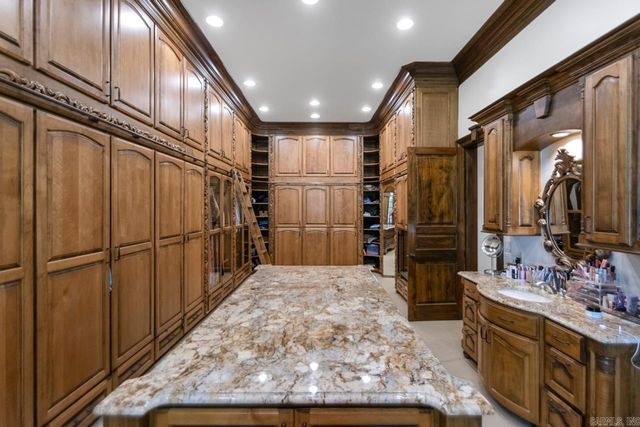 10 Valley Crest Ct, Little Rock, AR 72223