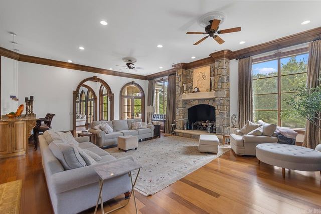 10 Valley Crest Ct, Little Rock, AR 72223