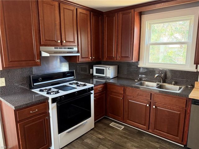 21 Dekalb AVE, Portsmouth, VA 23702