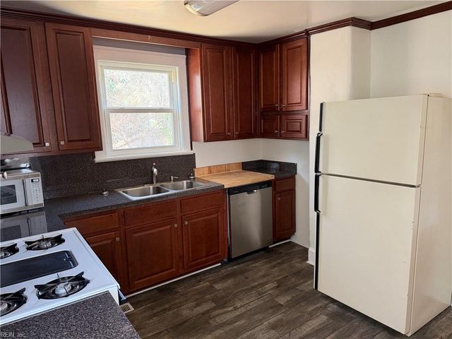 21 Dekalb AVE, Portsmouth, VA 23702