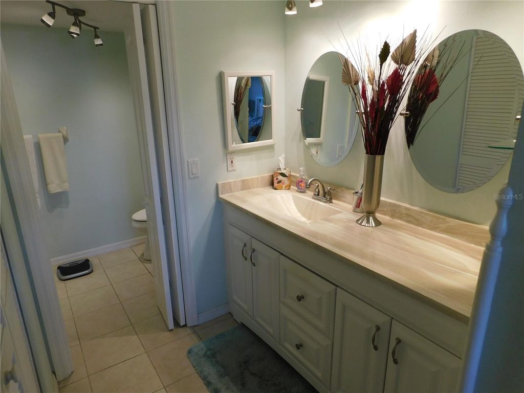 Image 4 of property listing at 7301 29TH AVE DR W 108, Bradenton, FL 34209