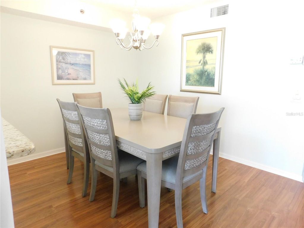 Image 8 of property listing at 7301 29TH AVE DR W 108, Bradenton, FL 34209