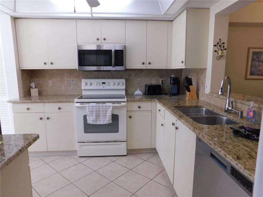 Image 9 of property listing at 7301 29TH AVE DR W 108, Bradenton, FL 34209