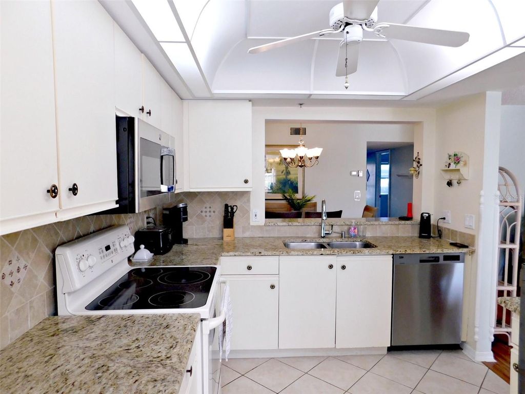 Image 10 of property listing at 7301 29TH AVE DR W 108, Bradenton, FL 34209