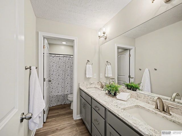 8126 S 196 Street, Gretna, NE 68028