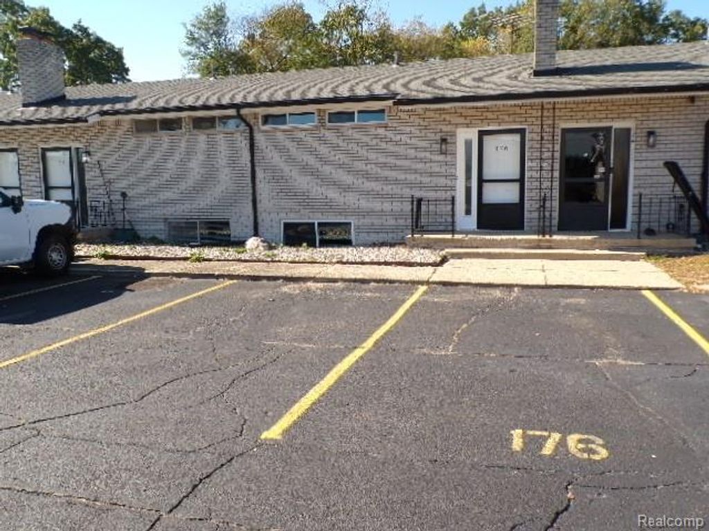 176 Summit View Court, White Lake Charter Township, MI 48386