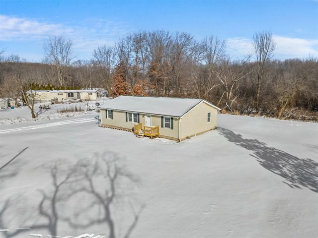 2340 E Mosherville Road, Jonesville, MI 49250