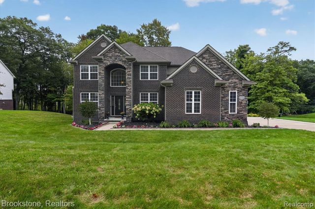 1731 Algonquian Trail, Lake Orion, MI 48362