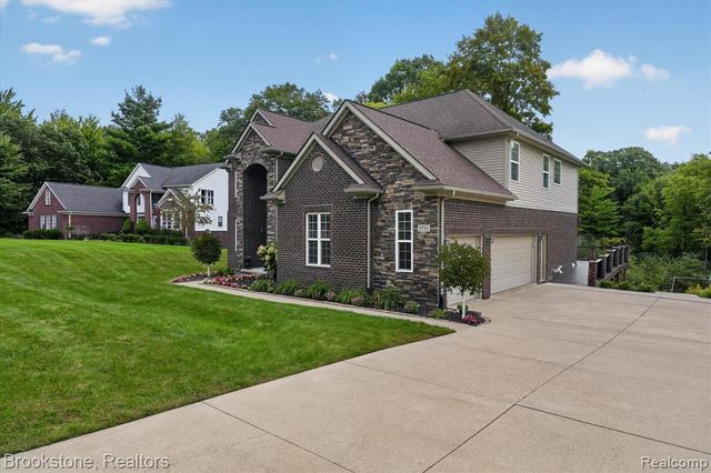 1731 Algonquian Trail, Lake Orion, MI 48362