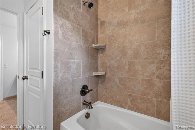 1731 Algonquian Trail, Lake Orion, MI 48362