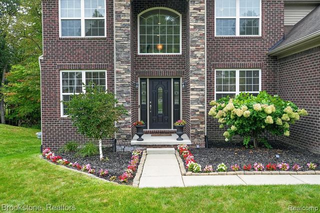 1731 Algonquian Trail, Lake Orion, MI 48362