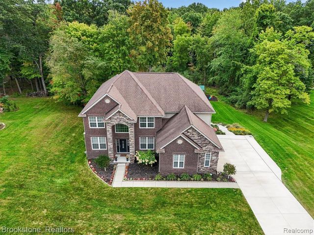1731 Algonquian Trail, Lake Orion, MI 48362